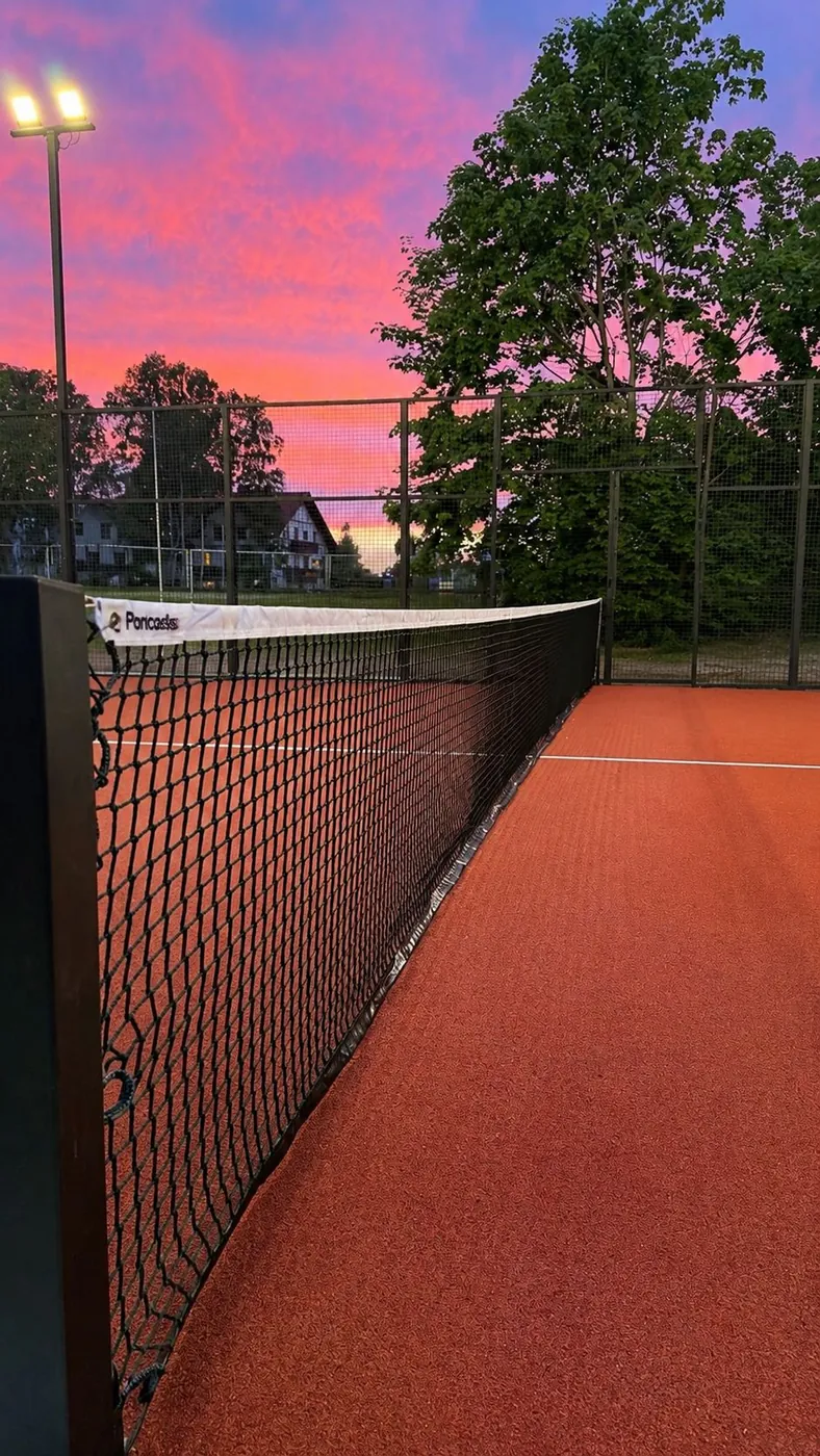 Padel korts Siguldā saulrietā