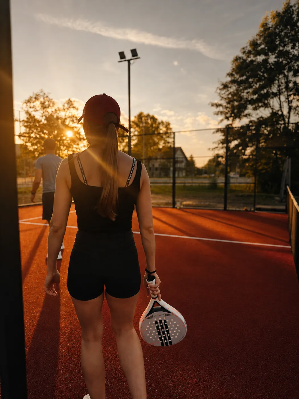 Padel spēlētāja saulrietā Siguldas centrā
